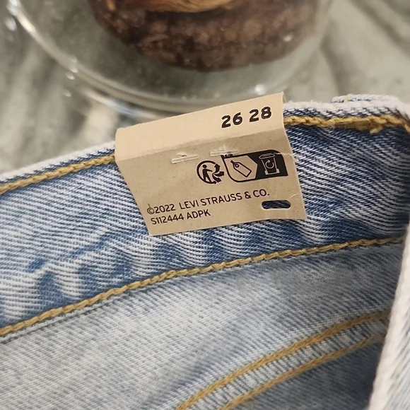 Levi's Women's Wedge Straight Light Blue Distressed Jeans New 26x28 - Picture 6 of 16